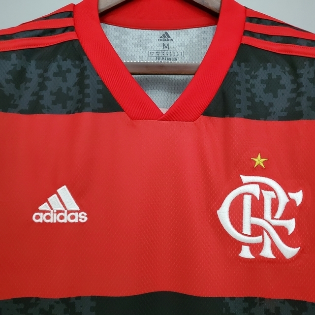 torcedor com a camisa do flamengo