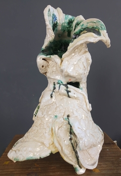 Vanesa orgullosa. Escultura cerámica 32 x 20 cm