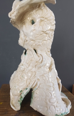 Vanesa orgullosa. Escultura cerámica 32 x 20 cm - tienda online
