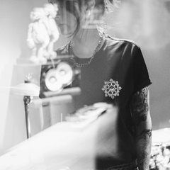 Camiseta Mano + Daga en internet