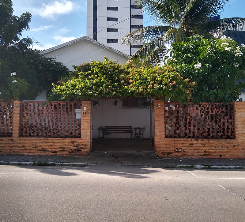 Frente da casa onde funciona a Miramar Livros.