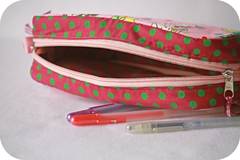 Estojo com bolso frontal Hello Kitty - Casinha de Pano