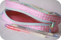 Estojo com bolso frontal Hello Kitty - Casinha de Pano