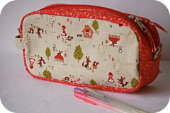 Estojo com bolso frontal Chapéuzinho Vermelho - comprar online