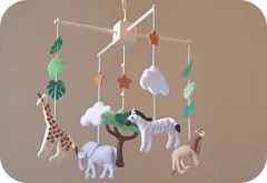 Móbile de berço safari com árvore - Casinha de Pano
