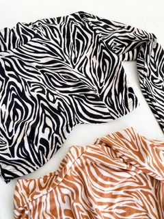 TOP CRUZ ARANDELA M/L SEDA FRIA AFELPADA CEBRA - comprar online