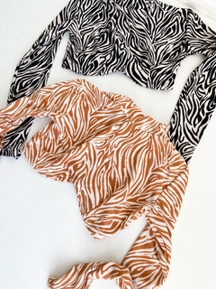 TOP CRUZ ARANDELA M/L SEDA FRIA AFELPADA CEBRA - tienda online
