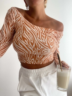 TOP CRUZ ARANDELA M/L SEDA FRIA AFELPADA CEBRA - Flor Gagliani Mayorista