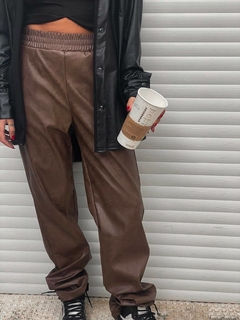 JOGGING EXTRA LARGO CUERO CHOCO en internet