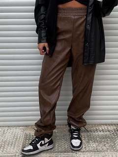 Imagen de JOGGING EXTRA LARGO CUERO CHOCO