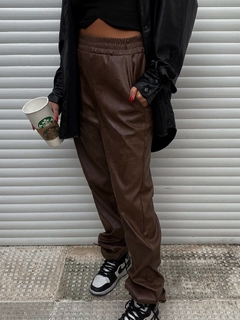 JOGGING EXTRA LARGO CUERO CHOCO en internet