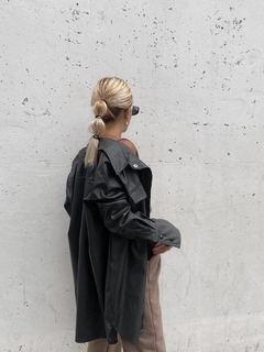 CAMISA OVERSIZE BROCHES CUERO - tienda online