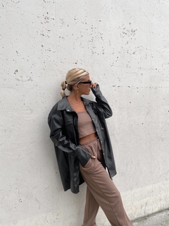 CAMISA OVERSIZE BROCHES CUERO
