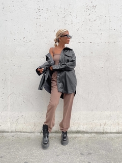 CAMISA OVERSIZE BROCHES CUERO en internet