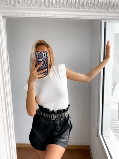 SHORT FRUNCE CUERO - comprar online