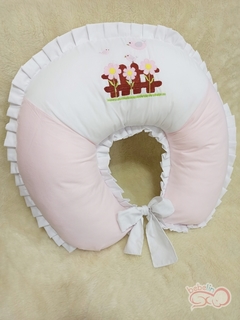 Almofada para Amamentação Rosa Bebê com Branco - Bordado de Passarinhos na internet