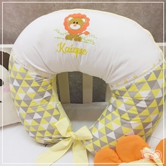Almofada Amamentação Leãozinho Estampa Triangular Amarela com Cinza - Personalizada - comprar online