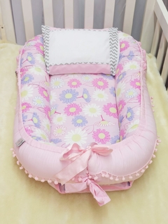 Ninho Rosa Bebê com Estampa Floral e Acabamentos em Pompom - loja online