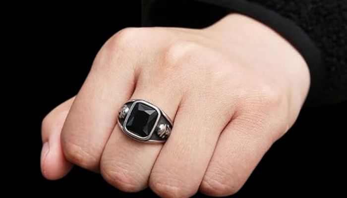 anel de caveira com pedra preta