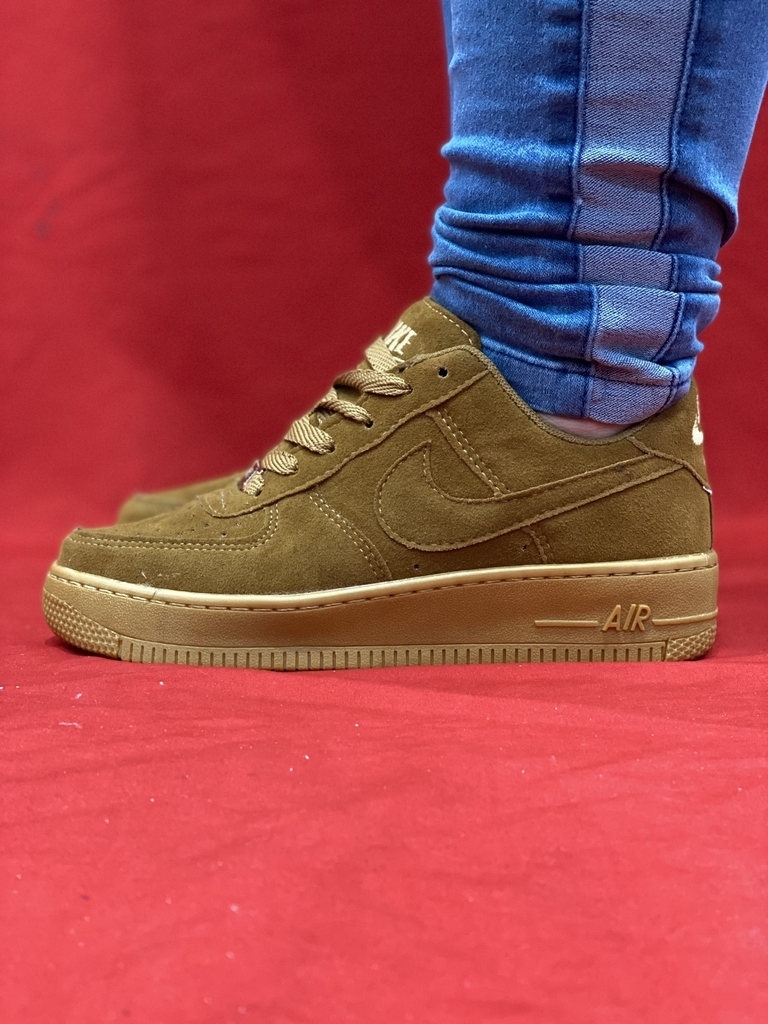 nike camurça marrom