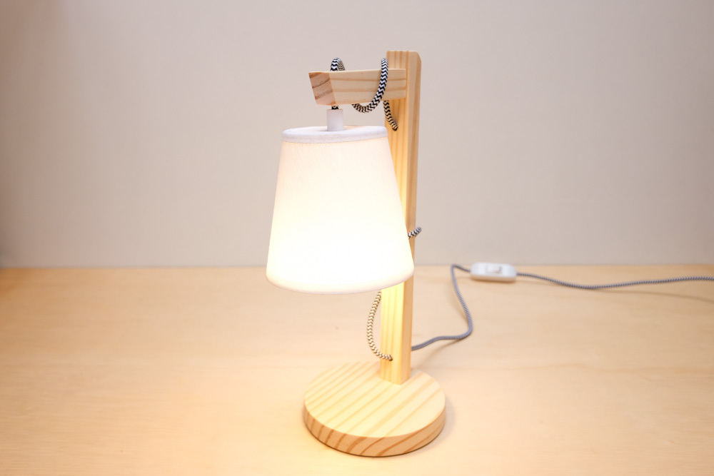 Luminária de Mesa de madeira pinus com Cúpula e fiação em tecido