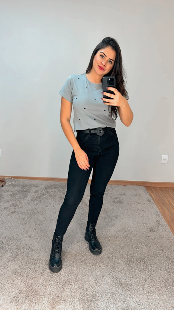 Blusa de malha com bordado de mini corações