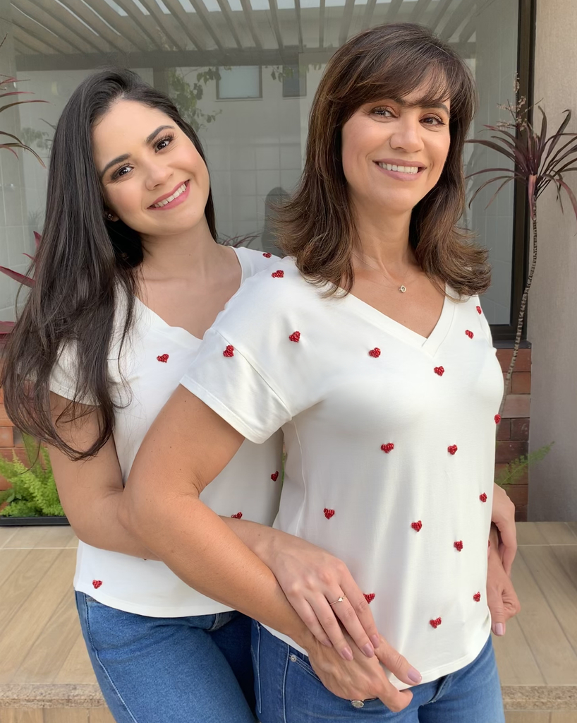 Blusa de malha com bordado de mini corações