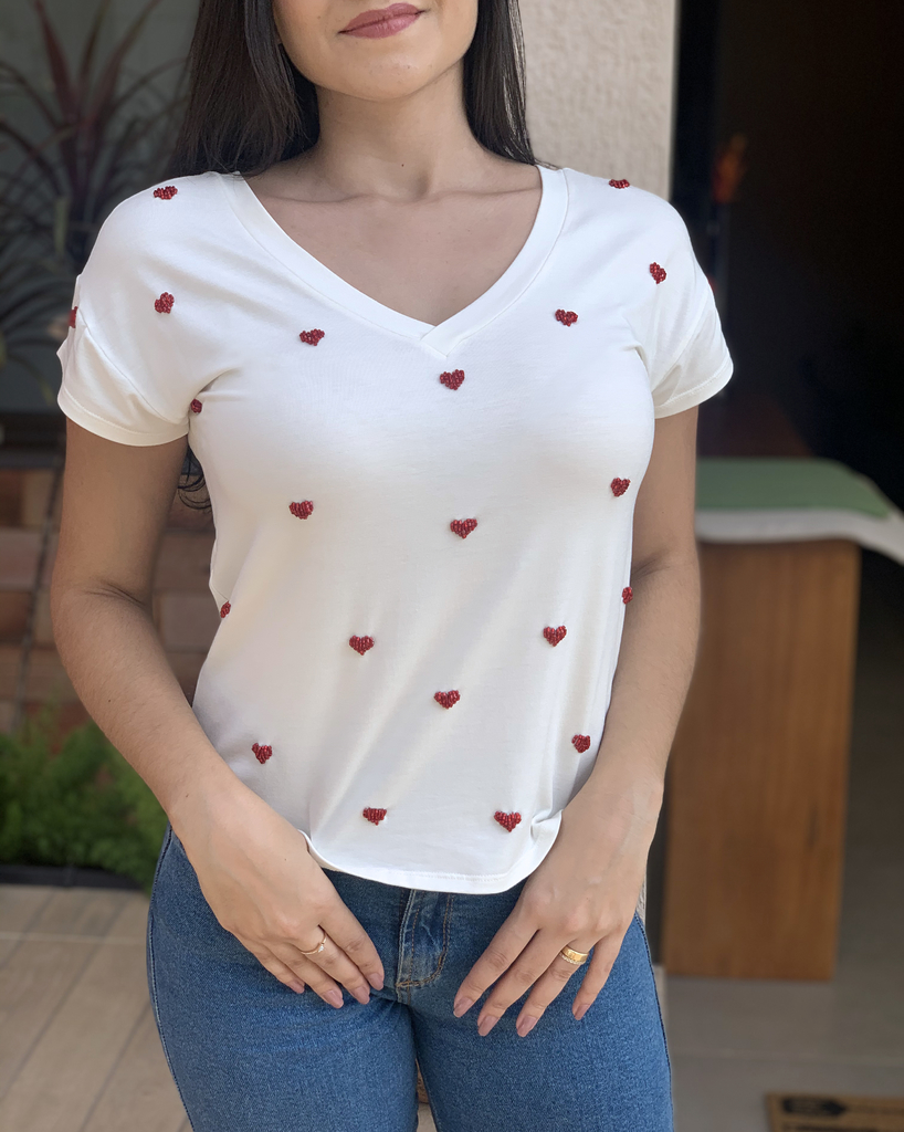 Blusa de malha com bordado de mini corações