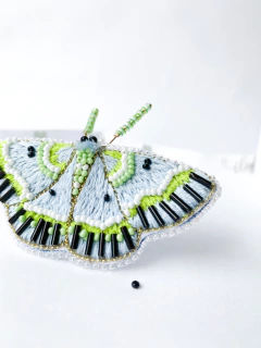 Prendedor polilla aurora