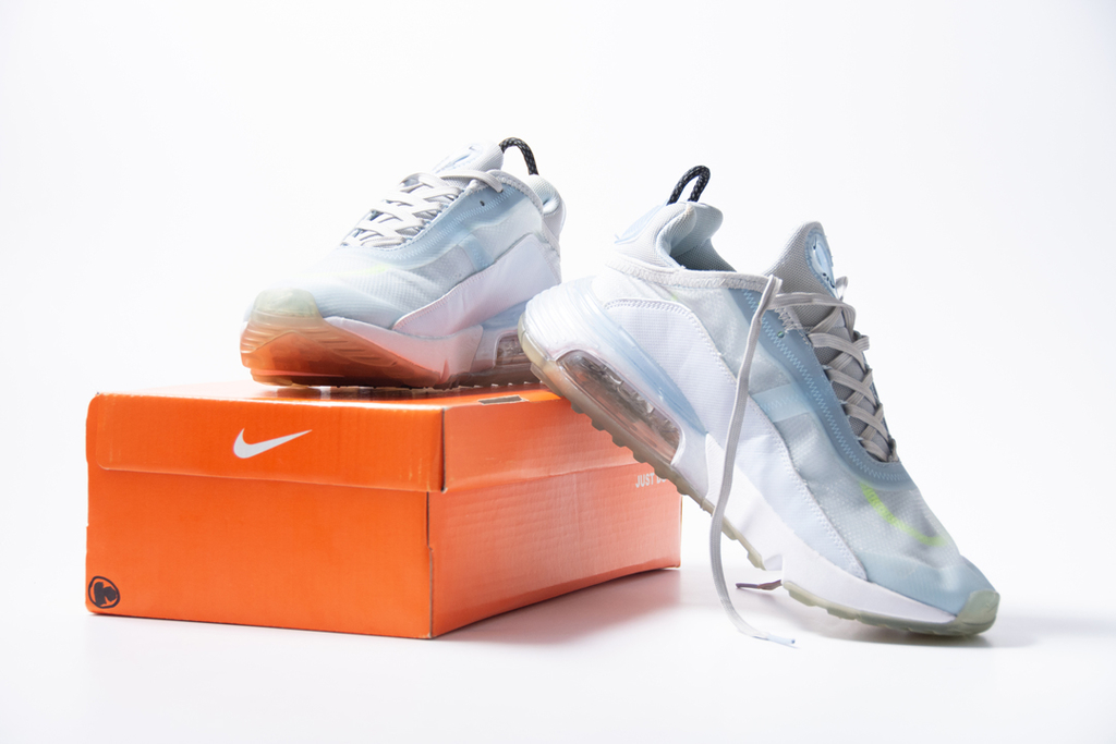 Zapatillas Nike 2090 en color Celeste - Jean Paul Shop