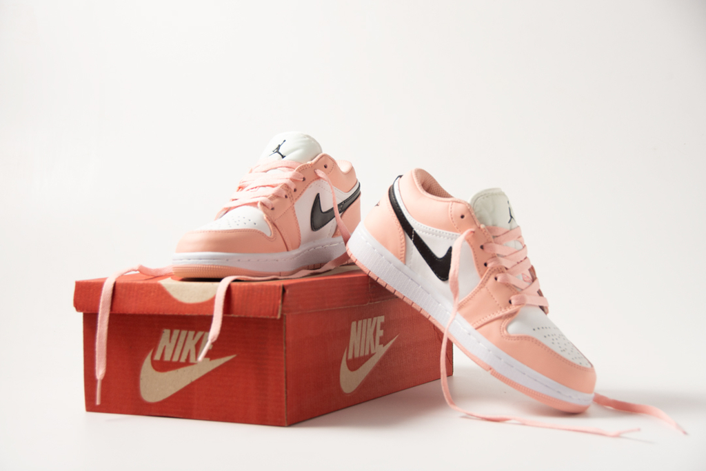 Zapatillas Nike Air Jordan 1 en color Rosa/Blanco