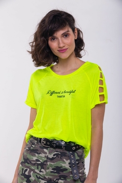 BGD REMERA CON TIRAS EN MANGA (26695)