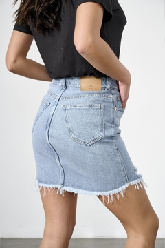IAG POLLERA AIXA JEAN RIGIDA CON ROTURAS (30800) en internet