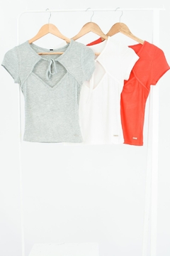 MKF REMERA MORLEY ESCOTE CON A (27719) - Tabatha Jeans Mayorista