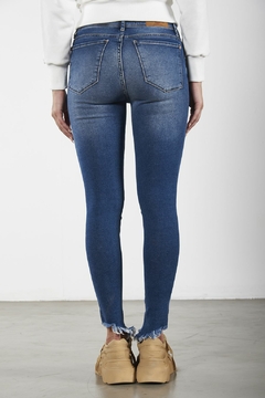 PRI JEAN TIRO MEDIO IRREGULAR (27505) - Tabatha Jeans Mayorista