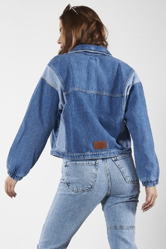 IAG CAMPERA SUI CON RECORTES (28582) - Tabatha Jeans Mayorista