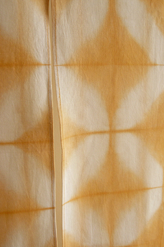 Noren cortina japonesa shibori urucum tingimento natural Fernanda Mascarenhas