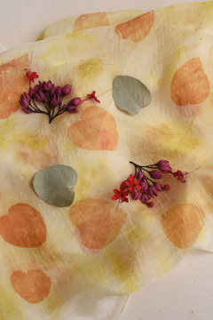 Echarpe de seda eucalipto e flor de clerodendro tingimento natural Fernanda Mascarenhas