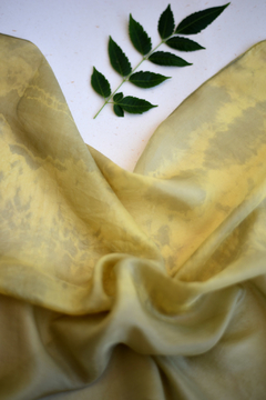 Echarpe de seda verde shibori cinamomo tingimento natural Fernanda Mascarenhas
