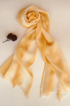 Echarpe de seda chiffon laranja shibori urucum tingimento natural Fernanda Mascarenhas