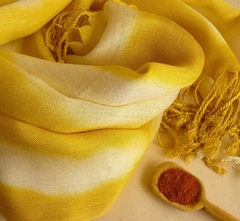 Echarpe de viscose shibori amarela cúrcuma tingimento natural Fernanda Mascarenhas