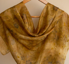 Lenço de seda dourado flor de algodoeiro-da-praia e macela tingimento natural Fernanda Mascarenhas