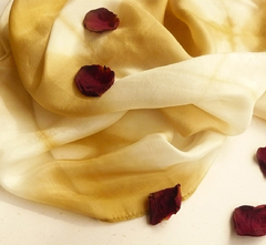 Lenço de seda dourado shibori rosas tingimento natural Fernanda Mascarenhas