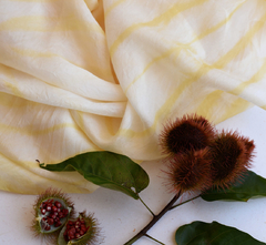 Lenço de seda laranja suave shibori cinamomo tingimento natural Fernanda Mascarenhas