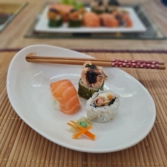 PRATO DE PORCELANA COM HASHI (COMIDA ORIENTAL) - comprar online