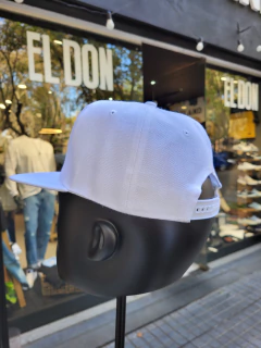 Gorra California Blanco con Parche de cuero en internet