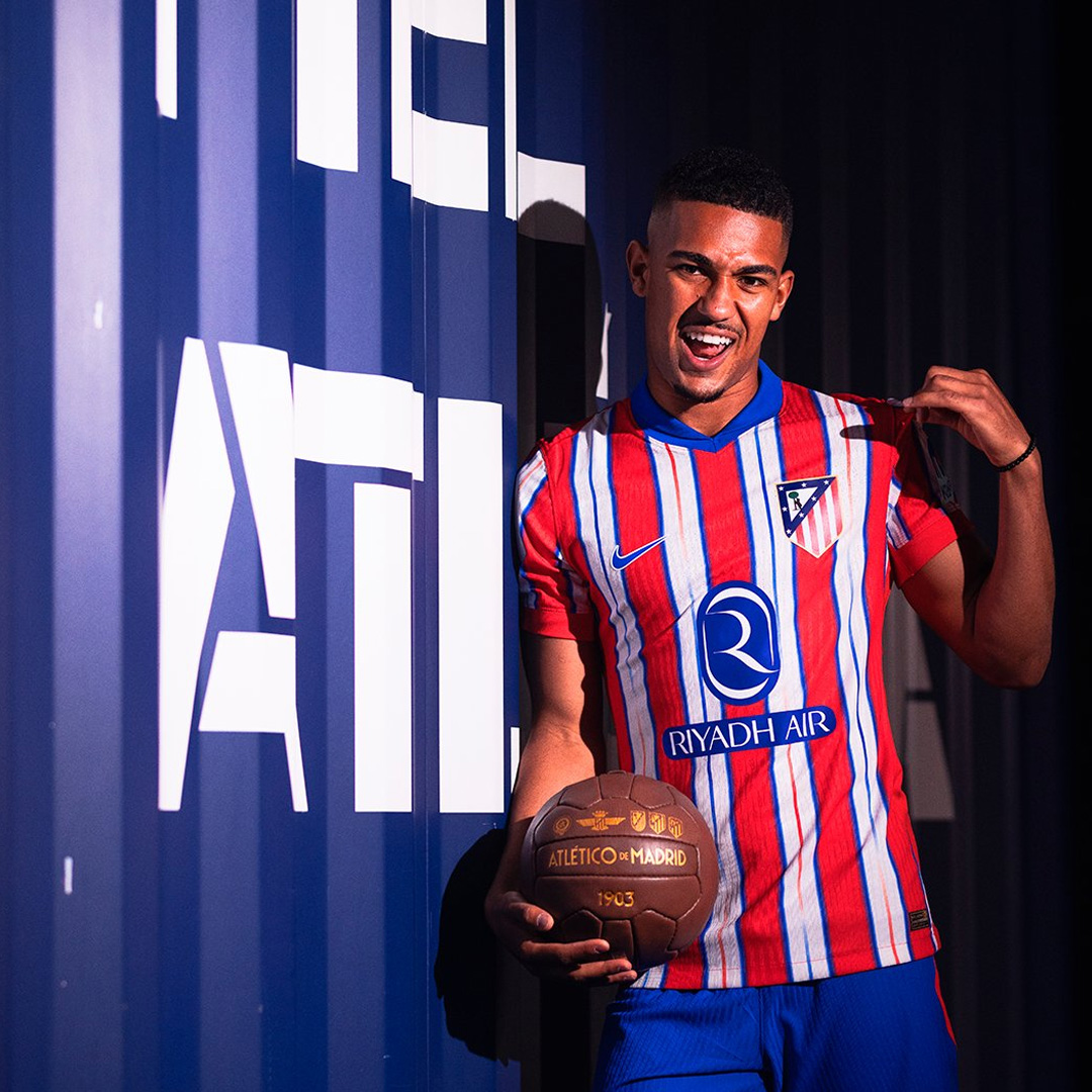 camisa-atletico-madrid-24-25-home-vermelha-branca-listrada-atleti-uniforme-titular-masculina-modelo-torcedor-griezmann-simeone-de-paul-koke-azpilicueta-le-normand-samuel-lino-
