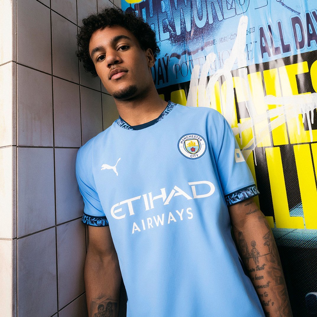 camisa-man-city-home-24-25-2024-2025-azul-blue-i-titular-masculina-modelo-player-pep-guardiola-haaland-foden-grealish-bruyne-bernardo-silva-walker-rodri-stones-akanji-doku-ederson-savinho-