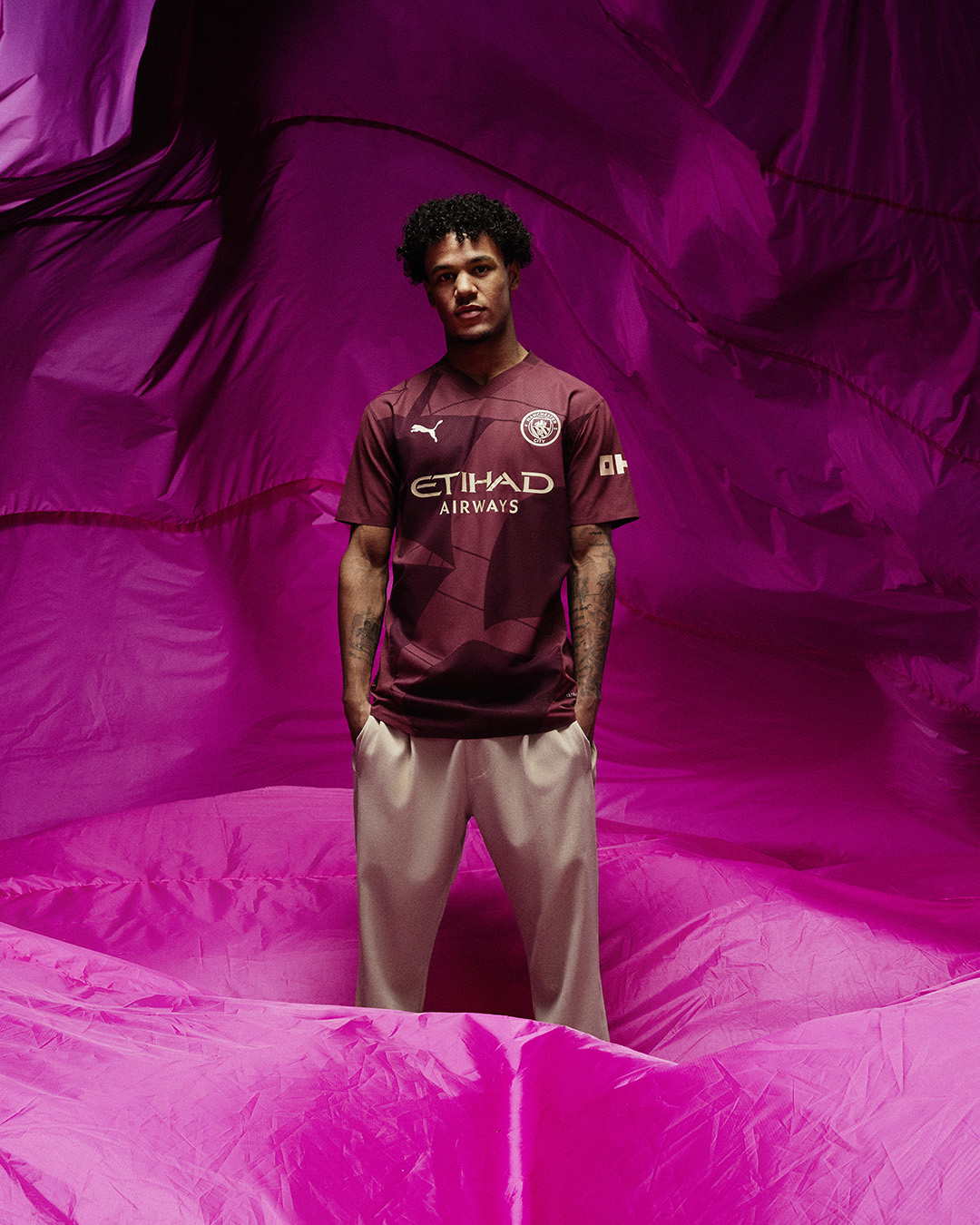 camisa-man-city-third-24-25-2024-2025-bordo-vinho-alternativa-masculina-modelo-player-pep-guardiola-haaland-foden-grealish-bruyne-bernardo-silva-rodri-savinho-doku-ederson-