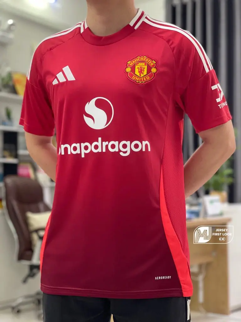 camisa-man-united-24-25-home-2024-2025-modelo-torcedor-vermelha-titular-manchester-rashford-mainoo-zirkzee-hojlund-garnacho-yoro-casemiro-bruno-fernandes-